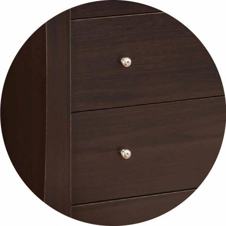 Jednoduchý design s klasickou rukojetí a kováním.